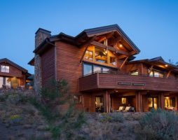 Belle maison résidentielle rustique de deux étages située à Bend, Oregon