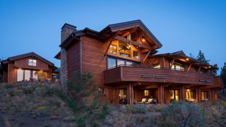 Belle maison résidentielle rustique de deux étages située à Bend, Oregon