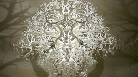 Isang sculptural chandelier na lumilikha ng isang misteryosong kapaligiran, na idinisenyo nina Tyra Hilden at Pio Diaz.