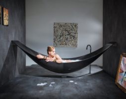 Ang design studio Splinter ay lumikha ng isang carbon fiber bathtub na maaaring nakabitin sa dingding na parang duyan.