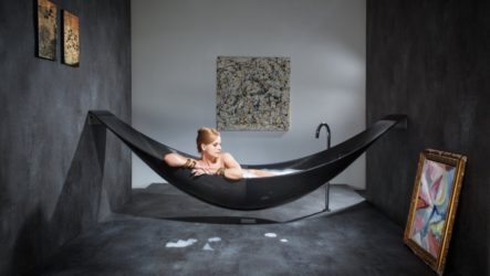 Ang design studio Splinter ay lumikha ng isang carbon fiber bathtub na maaaring nakabitin sa dingding na parang duyan.