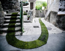 Tapis vert dans une petite ville