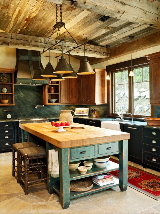 Sur la photo: bel intérieur avec un détail central sous la forme d'une table de cuisine en bois peint