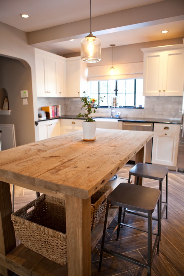 Photo: intérieur de cuisine blanc avec une simple table en bois