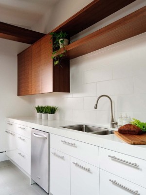 Ang kumbinasyon ng mga puting countertop na may wooden hanging cabinet