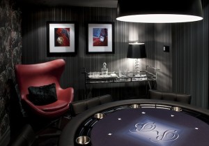 L'intérieur de la caverne des hommes dans les tons gris, avec une table de poker