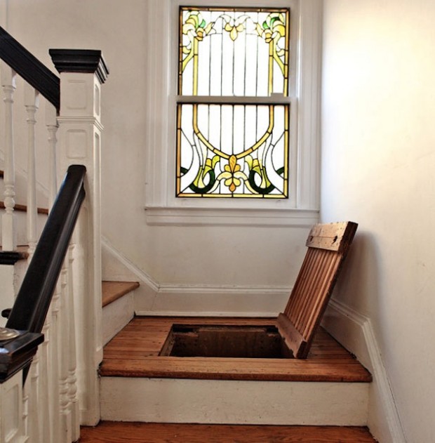 Entrée de la pièce secrète dans la volée d'escaliers