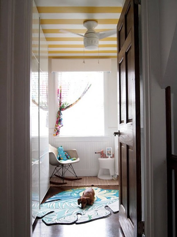 Photo: plafond rayé dans la chambre des enfants