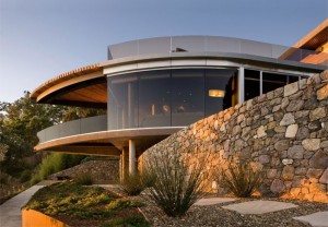 Villa semi-circulaire avec une vue unique depuis la fenêtre