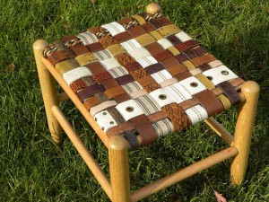 Tabouret de vieilles ceintures