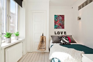 Minimalisme à l'intérieur d'une petite chambre