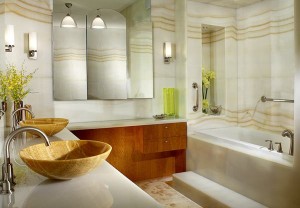 Salle de bain luxueuse avec murs en marbre et lavabos en bois