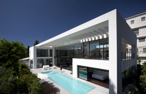 Maison moderne blanche avec beaucoup de verre