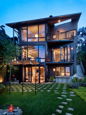 Maison à trois étages avec une façade en verre