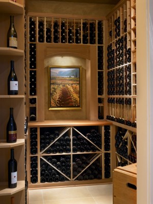 Photo : une petite cave à vin avec un tableau