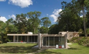 Maison écologique dans la forêt, décorée dans un style verre et bois