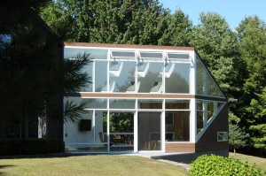 Villa de verre high-tech dans la forêt