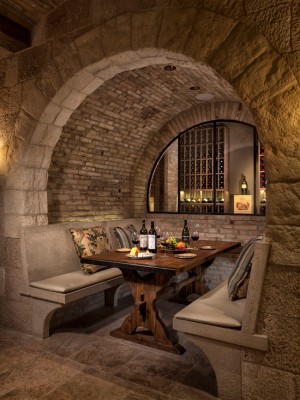 Table à manger avec vue sur le caveau