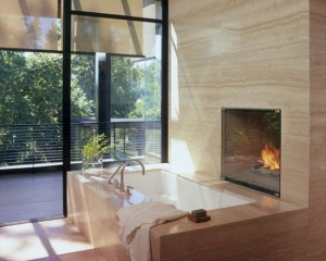 Salle de bain en marbre avec cheminée