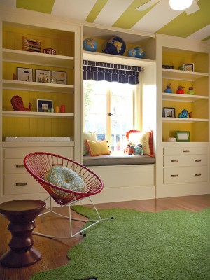 Chambre d'enfants avec plafond rayé