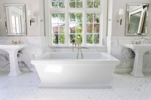 Salle de bain blanche luxueuse