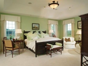 Intérieur de chambre vert clair combiné avec du bois foncé