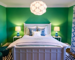 Couleur vert clair brillante combinée avec du bleu à l'intérieur de la chambre