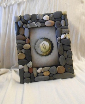 Photo frame na gawa sa pebbles