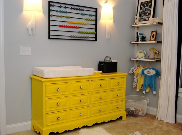 Commode aux couleurs vives en jaune