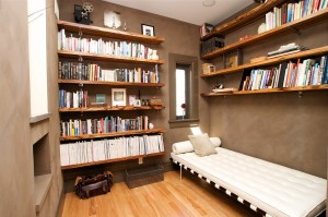 Mahabang guest room na may library