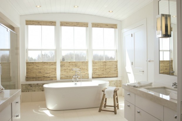 Salle de bain blanche claire dans un style minimaliste