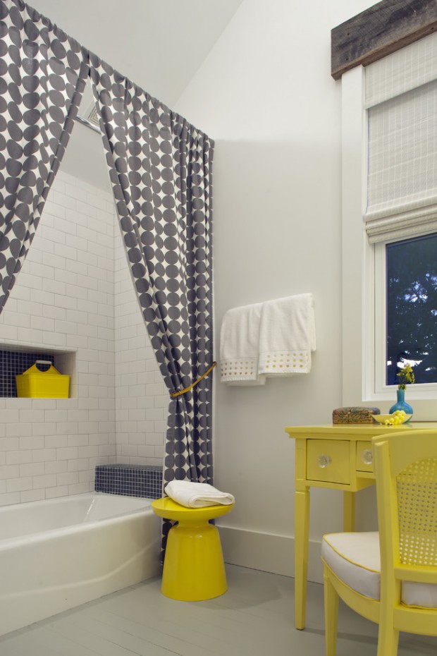 Salle de bain blanche et jaune