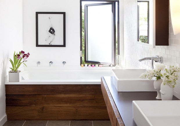 Salle de bain élégante avec des éléments en bois