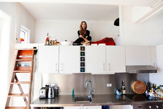 Un deuxième étage improvisé avec un couchage au-dessus des meubles de cuisine