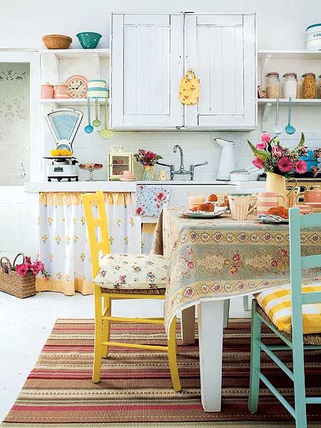 Intérieur de cuisine de style Boho avec chaises colorées