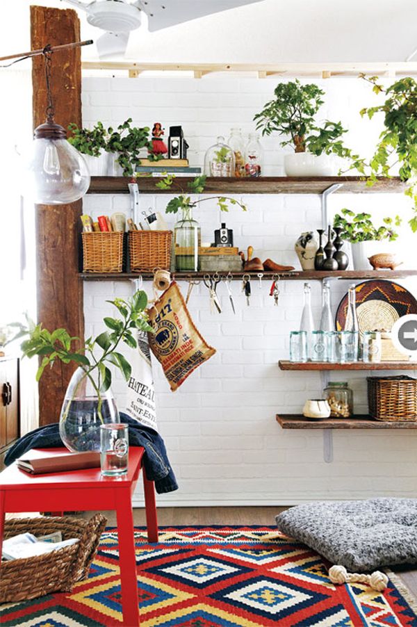 Intérieur de salon avec des éléments de style bohème