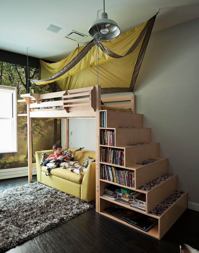 Bibliothèque dans l'escalier de chevet