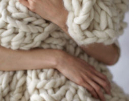 Panloob ng linggo: Quirky yarn bedspread