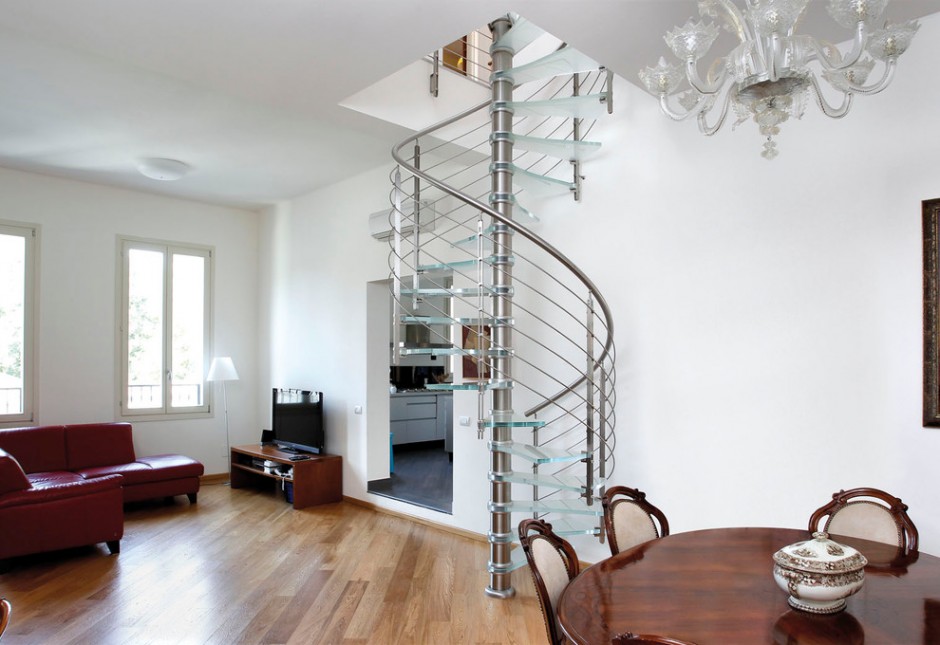 Spiral staircase na may glass steps