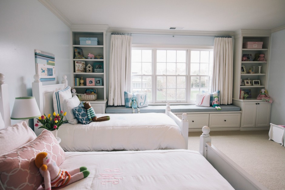 Décoration d'une chambre d'enfant avec une grande fenêtre