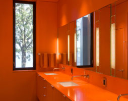 Orange na paraiso sa loob ng banyo