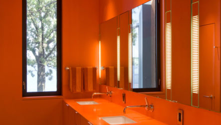 Orange na paraiso sa loob ng banyo