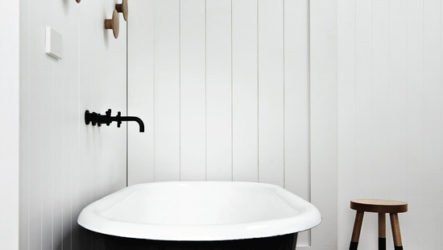 Contrasting decor black and white bath