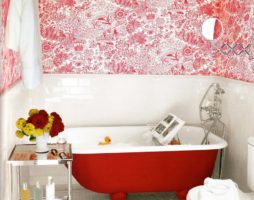 Salle de bain dans les tons rouges