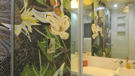 Mosaic sa loob ng banyo