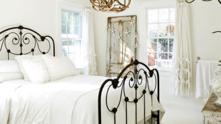 Wrought iron bed sa modernong interior