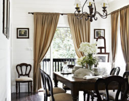 Salle à manger dans une interprétation classique