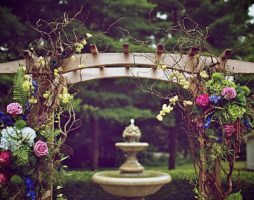 Arches dans le paysage du jardin