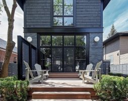 Platbands aux fenêtres d'une maison en bois