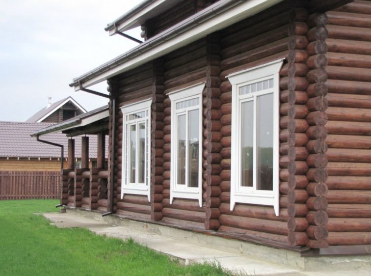 plateaux sur les fenêtres d'une maison en bois